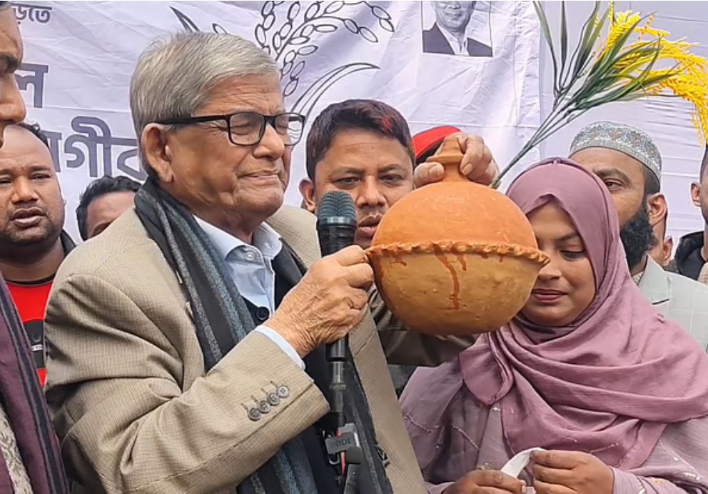 বিএনপির মহাসচিব মির্জা ফখরুল ইসলাম আলমগীরের নির্বাচনী খরচের জন্য মাটির ব্যাংক ভর্তি টাকা ও ডিম উপহার দেন এক তরুণী। উপহার পেয়ে আবেগে কেঁদে ফেলেন তিনি
