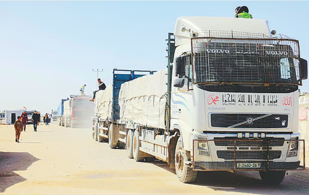 মিসর থেকে রাফা সীমান্ত ক্রসিং পার হয়ে মানবিক সহায়তা বহনকারী ট্রাক প্রবেশ করছে গাজায়। গতকাল উপত্যকাটির খান ইউনিসেছবি: এএফপি