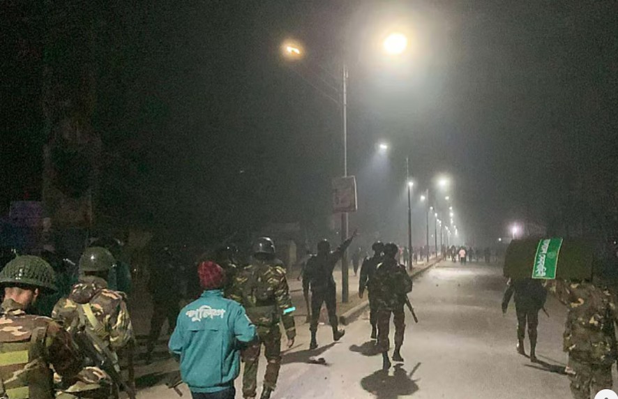 সিলেট নগরের তেমুখী এলাকায় পাঁচ গ্রামের বাসিন্দারা সংঘর্ষে জড়ান। পরে সেনাবাহিনী ও পুলিশ গিয়ে পরিস্থিতি নিয়ন্ত্রণে আনে। গতকাল বুধবার রাতে