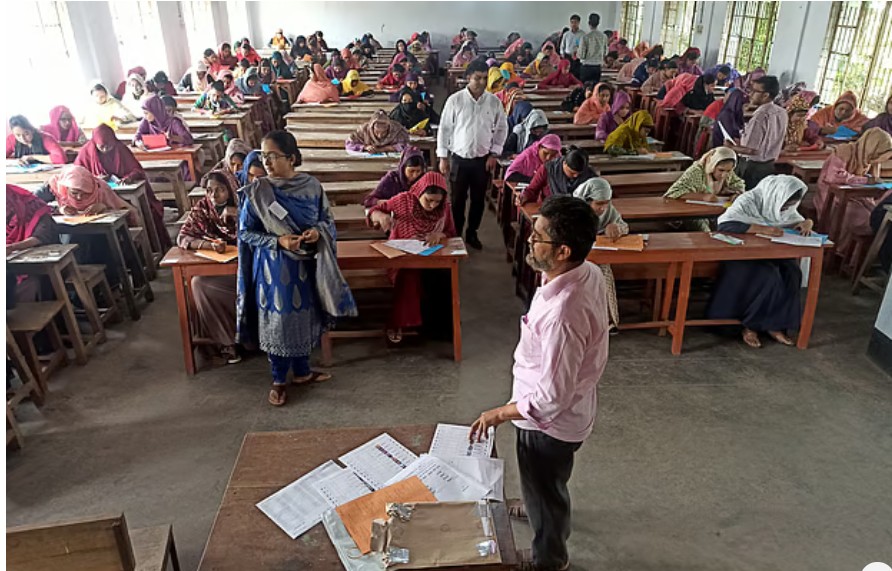 সরকারি প্রাথমিক বিদ্যালয়ে সহকারী শিক্ষক নিয়োগ পরীক্ষা চলছে
