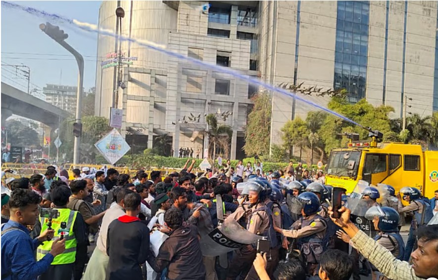 ইনকিলাব মঞ্চের লোকজন ব্যারিকেড ভেঙে যমুনার দিকে যেতে চাইলে পুলিশের সঙ্গে সংঘর্ষ হয়