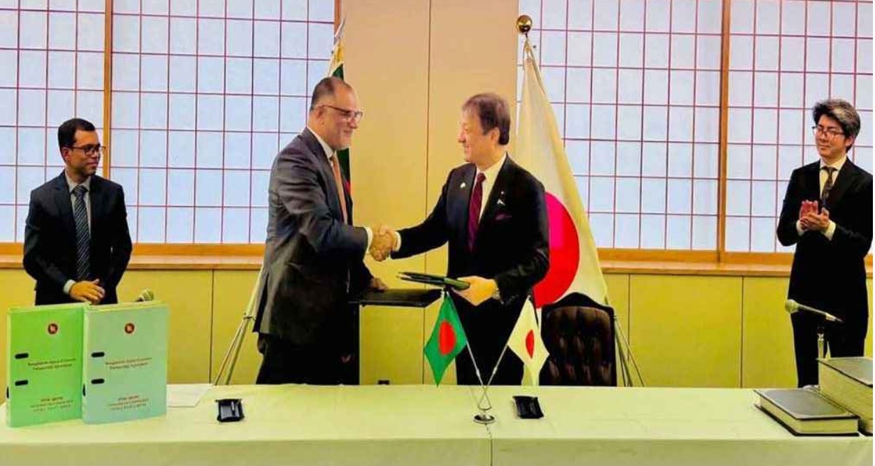 বাংলাদেশের বাণিজ্য উপদেষ্টা শেখ বশিরউদ্দীন ও জাপানের পররাষ্ট্র প্রতিমন্ত্রী হোরি ইওয়াও ইপিএ চুক্তিতে সই করেন। ছবি: পিআইডি 