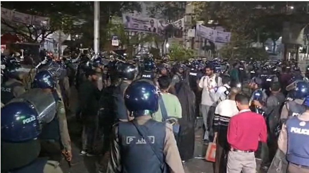 রাজধানীর শাহবাগ এলাকায় পুলিশ ও ইনকিলাব মঞ্চের নেতাকর্মীদের মধ্যে আবারও সংঘর্ষ