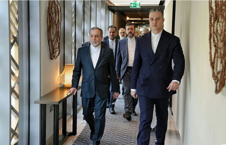 ইরানের পররাষ্ট্রমন্ত্রী আব্বাস আরাগচি ও ইরানের আলোচক দল। ৬ ফেব্রুয়ারি ২০২৬, ওমান, ছবি: রয়টার্স