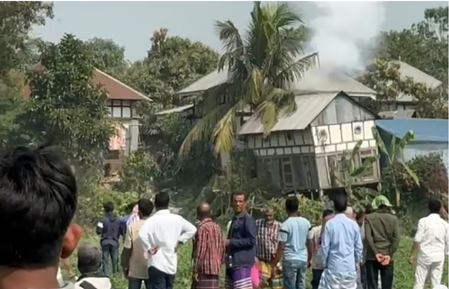 মুন্সিগঞ্জ সদর উপজেলার চরাঞ্চল মোল্লাকান্দিতে ফুটবল প্রতীকের স্বতন্ত্র প্রার্থীর সমর্থকদের নির্বাচনী প্রচারণায় হামলার ঘটনা ঘটেছে। শনিবার দুপুরে মুন্সিকান্দি গ্রামে, ছবি: সংগৃহীত