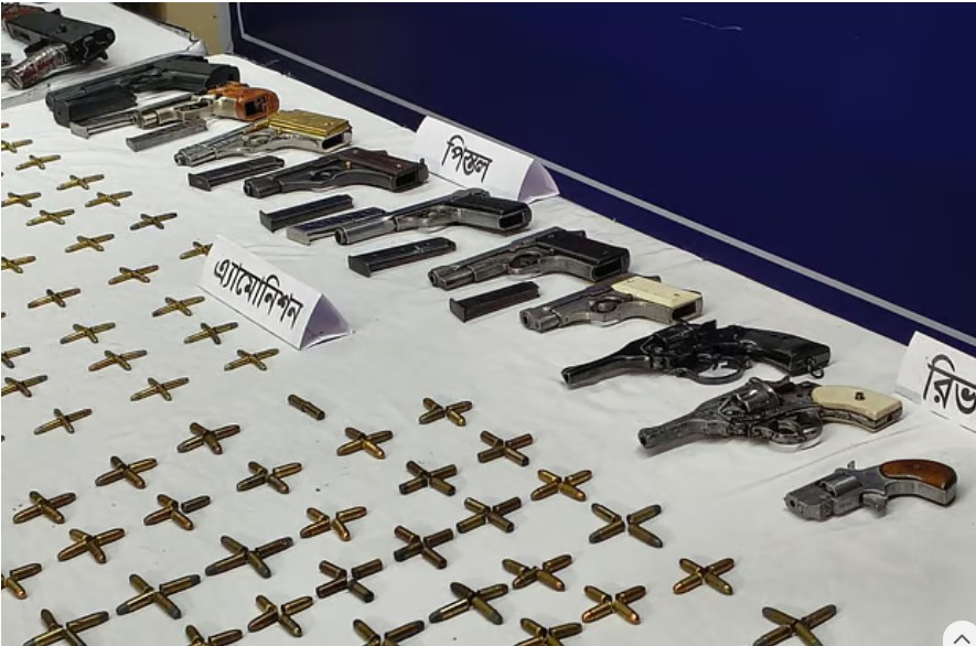 ঢাকার উত্তর বাড্ডার এক বাড়ি থেকে গতকাল আগ্নেয়াস্ত্র ও গুলি উদ্ধার করেছে সেনাবাহিনীর নেতৃত্বাধীন যৌথবাহিনীর একটি বিশেষ দলছবি: ডিএমপির সৌজন্যে