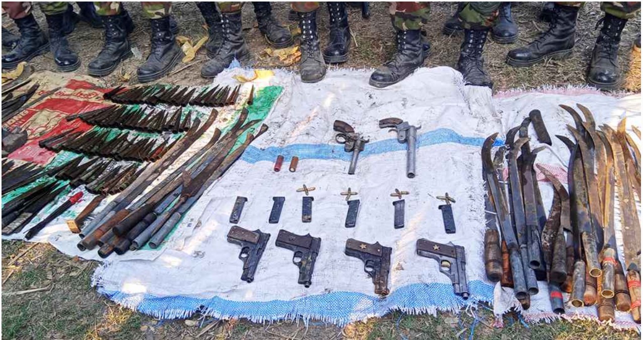 ফরিদপুর কানাইপুর আখ সেন্টারের পুকুরে তল্লাশি চালিয়ে উদ্ধারকৃত অস্ত্র। ছবি: সংগৃহীত 