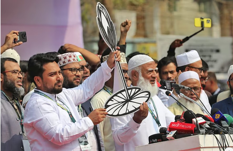 ঢাকা-১১ আসনের প্রার্থী নাহিদ ইসলামের হাতে শাপলাকলি প্রতীক তুলে দেন বাংলাদেশ জামায়াতে ইসলামীর আমির শফিকুর রহমান। রাজধানীর মেরুল বাড্ডায় ডিআইটি প্রজেক্ট খেলার মাঠে, ৮ ফেব্রুয়ারি ২০২৬