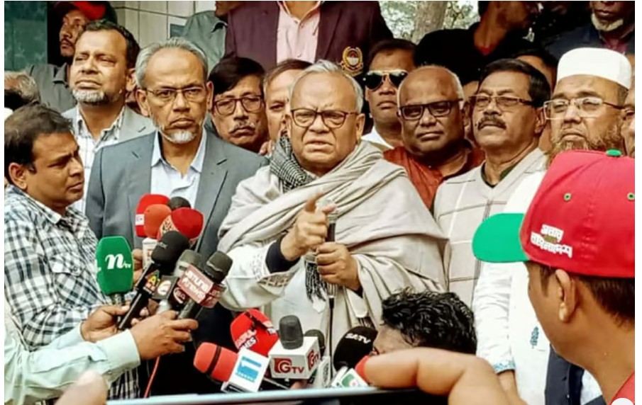 নির্বাচনী জনসভায় বক্তব্য দেন বিএনপির যুগ্ম মহাসচিব রুহুল কবির রিজভী। আজ সোমবার বিকেলে কুড়িগ্রাম সদরের কেন্দ্রীয় ঈদগাহ মাঠে