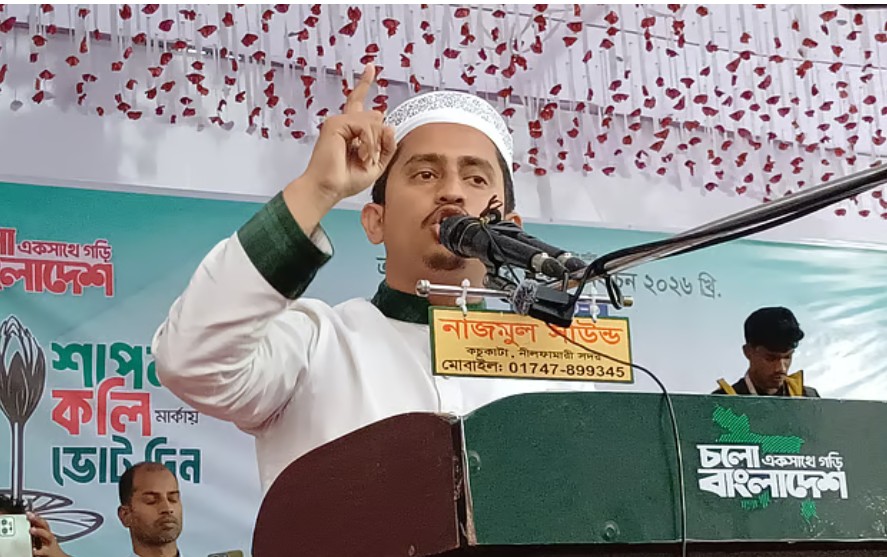 নির্বাচনী জনসভায় বক্তব্য দিচ্ছেন পঞ্চগড়-১ আসনের ১১–দলীয় নির্বাচনী ঐক্য মনোনীত প্রার্থী সারজিস আলম। সোমবার সন্ধ্যার আগে পঞ্চগড় উচ্চবিদ্যালয় মাঠে