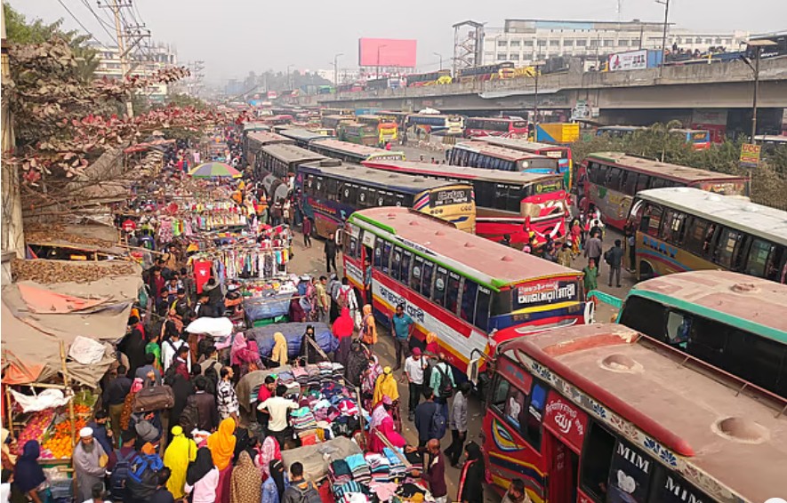 নির্বাচন উপলক্ষে বাড়িমুখী মানুষের ভিড়। মঙ্গলবার সকালে গাজীপুরের কালিয়াকৈর উপজেলার চন্দ্রা মোড়ে