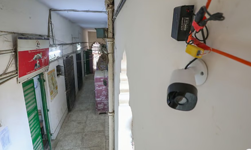 পুরান ঢাকার ইসলামিয়া সরকারি উচ্চবিদ্যালয়, এই ভোটকেন্দ্রে বসানো হয়েছে সিসি ক্যামেরা