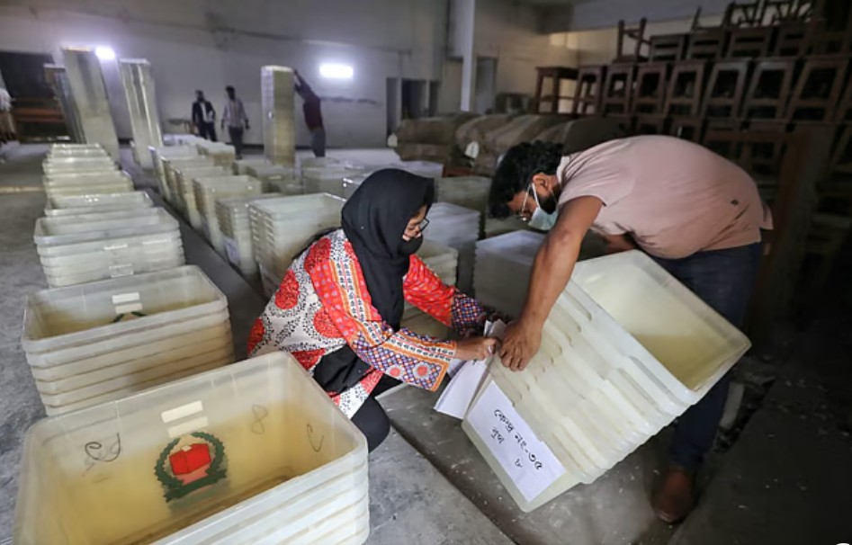 বিভিন্ন কেন্দ্রে ব্যালট বাক্স পাঠানোর প্রস্তুতি