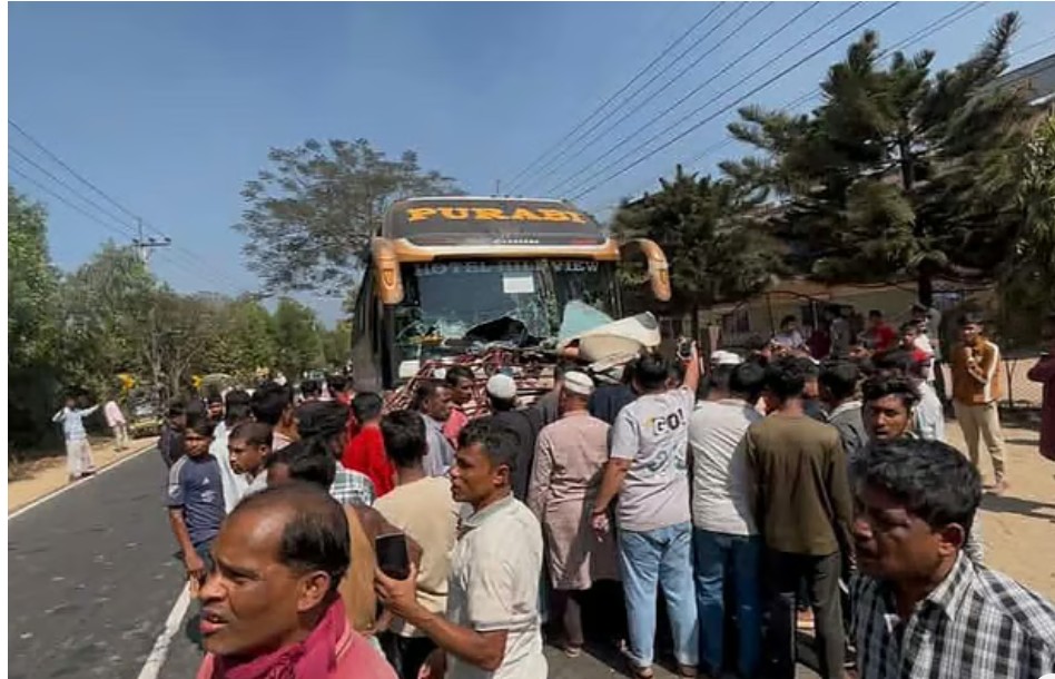 সড়ক ইজিবাইককে চাপা দেওয়ার বাসটি আটকে রাখে স্থানীয় লোকজন । আজ দুপুর দেড়টার দিকে চট্টগ্রাম-কক্সবাজার মহাসড়কের চকরিয়া উপজেলার খুটাখালী এলাকায়