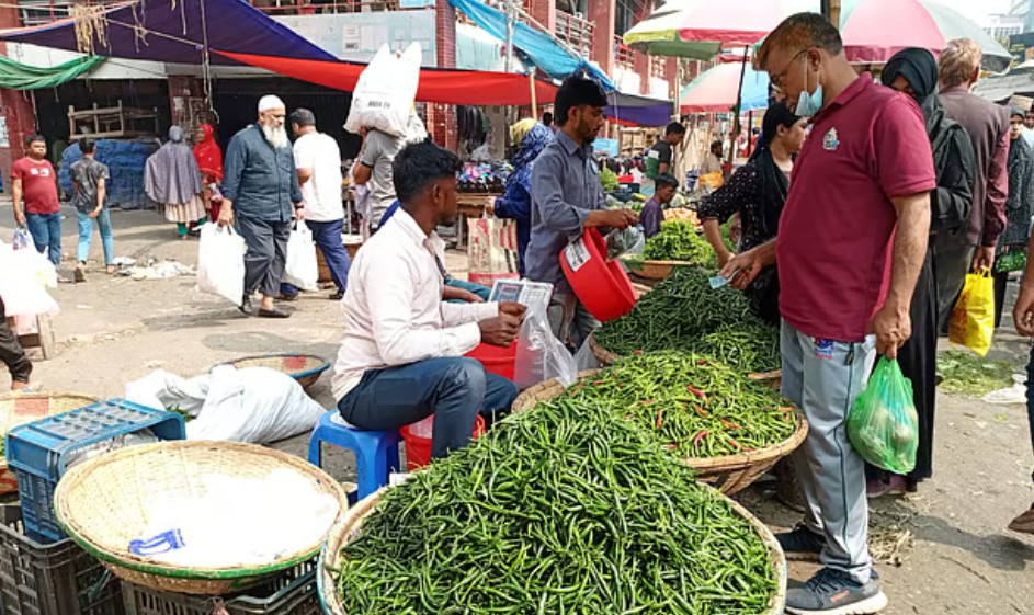কারওয়ান বাজারে কাঁচা মরিচ নিয়ে দোকানদারেরা বসে আছেন