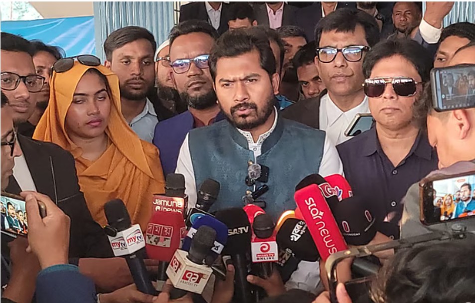 পটুয়াখালী জেলা প্রশাসক কার্যালয়ের প্রধান ফটকের সামনে গণ অধিকার পরিষদে প্রার্থী নুরুল হক নির্বাচনী এলাকায় সংঘাত ও সহিংসতার ঘটনায় জড়িত ব্যক্তিদের বিরুদ্ধে দ্রুত ব্যবস্থা নেওয়ার দাবি জানান