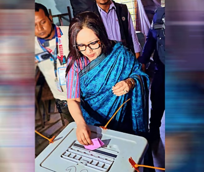 সরাইল উপজেলার শাহবাজপুর উত্তর সরকারি প্রাথমিক বিদ্যালয় ভোটকেন্দ্রে সকাল সোয়া নয়টায় ভোট দেন রুমিন ফারহানা