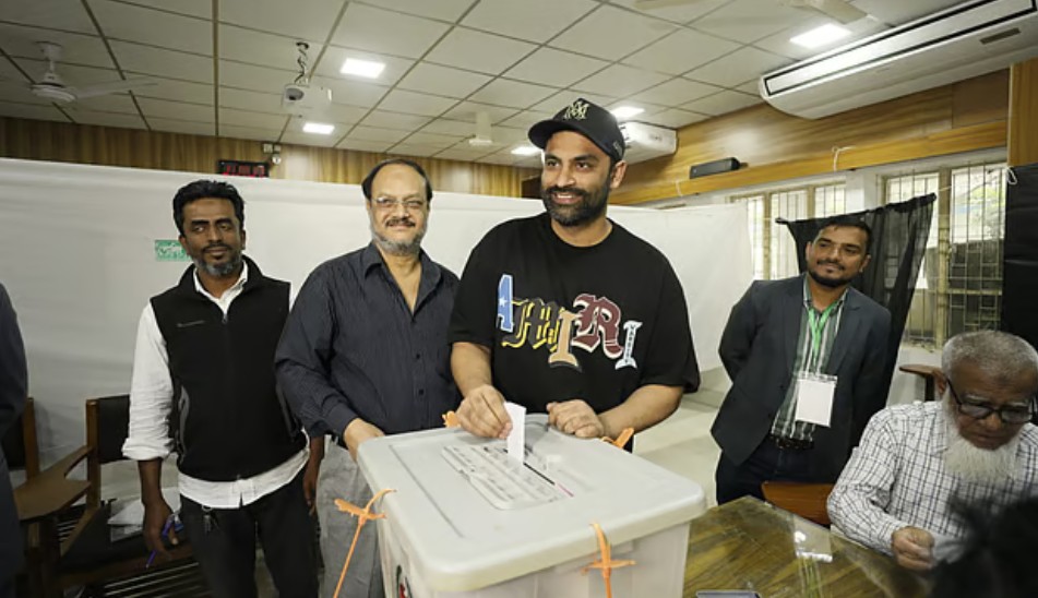 ত্রয়োদশ জাতীয় সংসদ নির্বাচনে ভোট দিয়েছেন জাতীয় দলের সাবেক ক্রিকেটার তামিম ইকবাল। আজ বেলা ১১টায় চট্টগ্রাম নগরের ২১ নম্বর ওয়ার্ডের আঞ্চলিক লোক প্রশাসন প্রশিক্ষণ কেন্দ্রে