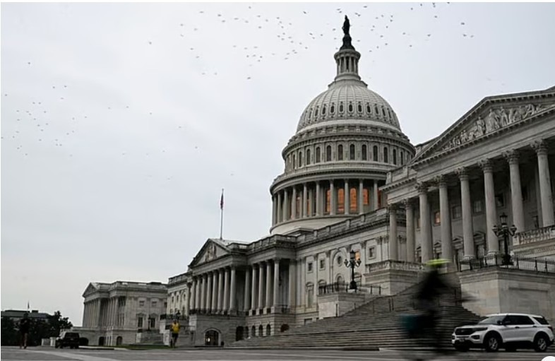যুক্তরাষ্ট্রের ক্যাপিটল হিলে ক্যাপিটল ভবন, রয়টার্স ফাইল ছবি