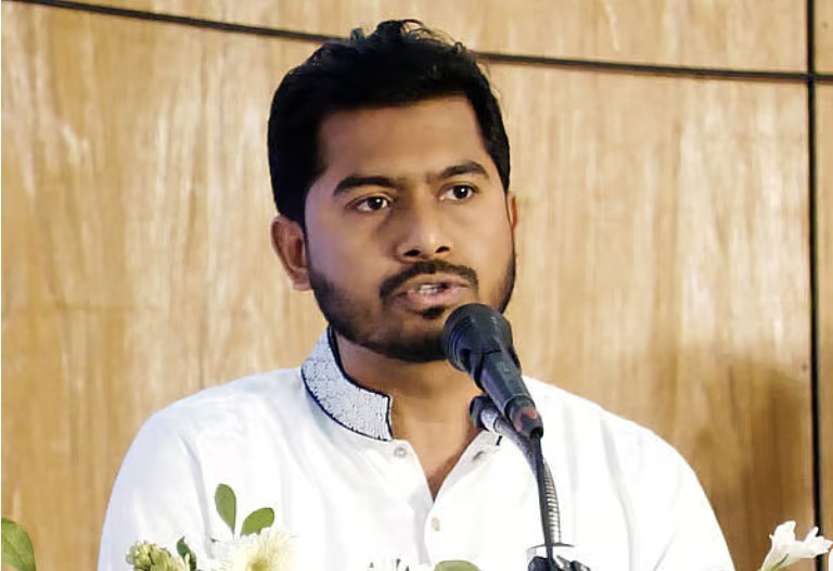 নুরুল হককে (নুর) 