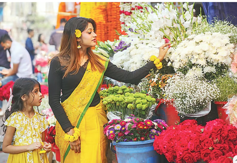 পয়লা ফাল্গুন উপলক্ষে ফুল কেনা। গতকাল বিকেলে রাজধানীর শাহবাগে ফুলবাজারে