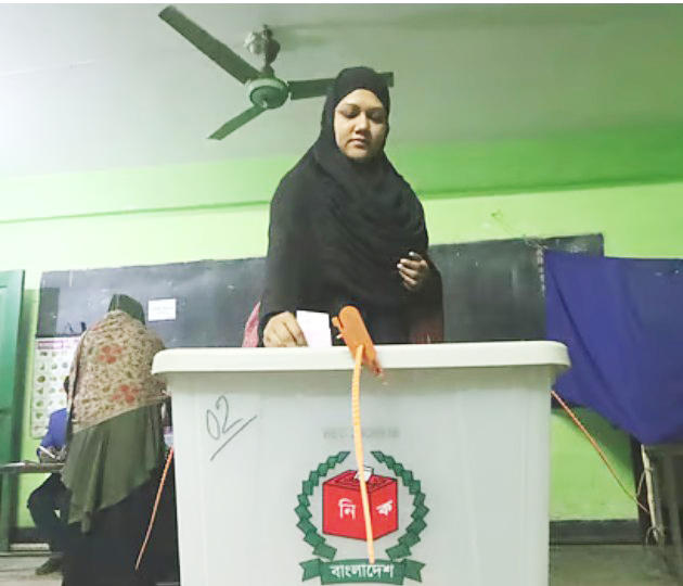 জাতীয় সংসদ নির্বাচন ও গণভোটে ভোট দিচ্ছেন একজন ভোটার। গত বৃহস্পতিবার সকালে রংপুর নগরের কেল্লাবন্দ সরকারি প্রাথমিক বিদ্যালয় কেন্দ্রে