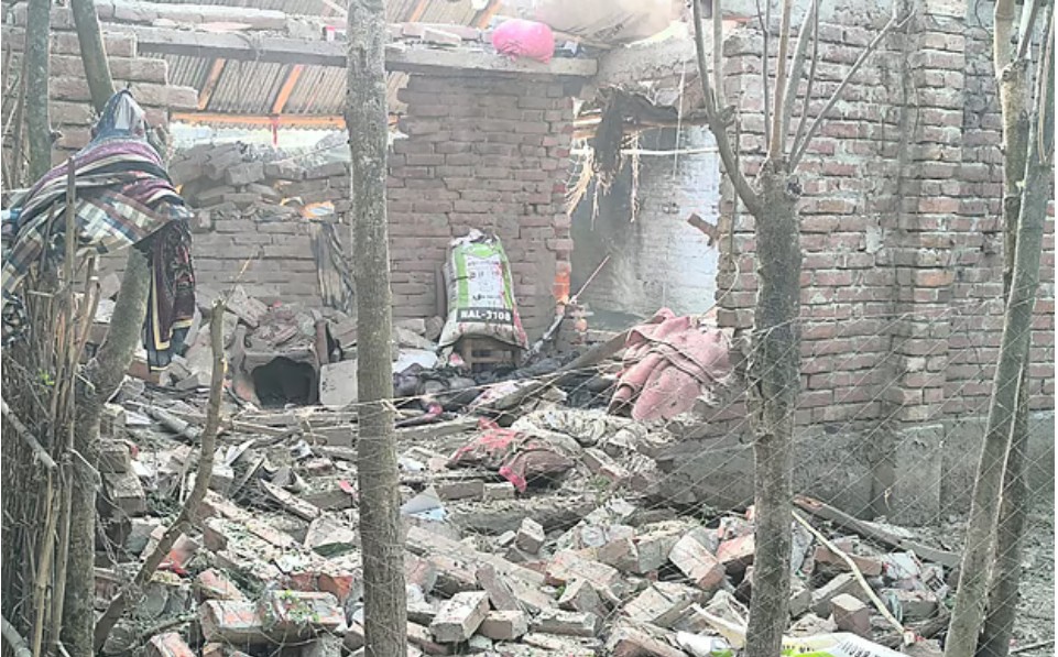 চাঁপাইনবাবগঞ্জে বিস্ফোরণে বাড়ির ইটের দেয়াল ধসে গেছে। টিনের চাল উড়ে গেছে, ছবি: সংগৃহীত
