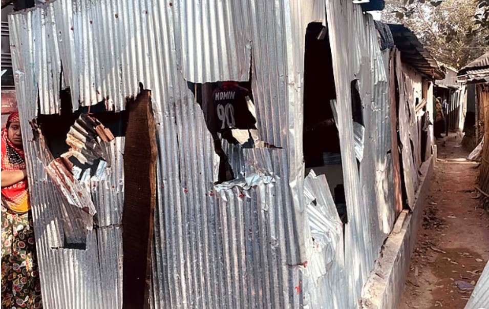 নাটোরের বড়াইগ্রামে বিএনপি কর্মীরা জামায়াতের কয়েকজন কর্মীর বাড়িতে হামলা চালায়। শনিবার বেলা ১১টায় উপজেলার ধানাইদহ পূর্বপাড়ায়