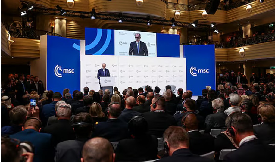 জার্মানির চ্যান্সেলর ফ্রিডরিখ মের্ৎস মিউনিখ নিরাপত্তা সম্মেলনে বক্তব্য দিচ্ছেন। ১৩ ফেব্রুয়ারি ২০২৬ছবি: রয়টার্স