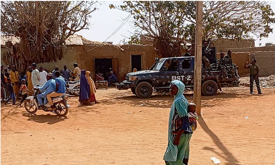 নাইজেরিয়ার উত্তর-পশ্চিমের ক্যাটসিনা রাজ্যের ডোমা এলাকায় প্রাণঘাতী হামলার পর নিরাপত্তা জোরদারে সেনাসদস্য মোতায়েন করা হয়। ছবিটি ৪ ফেব্রুয়ারি তোলা হয়ছবি: রয়টার্স