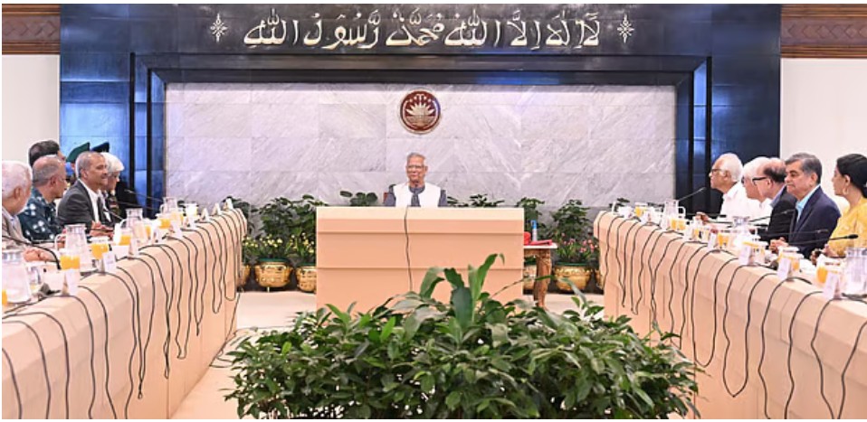 প্রধান উপদেষ্টা অধ্যাপক মুহাম্মদ ইউনূসের সভাপতিত্বে উপদেষ্টা পরিষদের শেষ বৈঠক। আজ রোববার রাজধানীর তেজগাঁওয়ে প্রধান উপদেষ্টার কার্যালয়ে, ছবি: পিআইডি