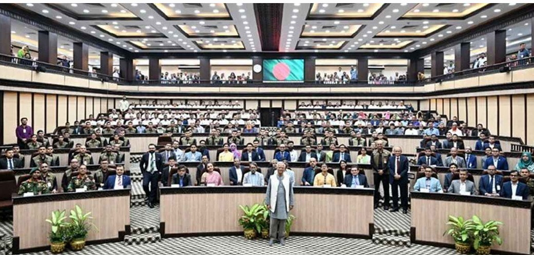 নিজ কার্যালয়ের কর্মকর্তা-কর্মচারীদের সঙ্গে অন্তর্বর্তী সরকারের প্রধান উপদেষ্টা ড. মুহাম্মদ ইউনূস। ছবি: সংগৃহীত 