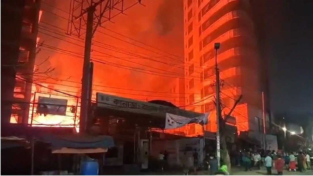 রাজধানীর কারওয়ান বাজারের কাঠপট্টিতে কাঠের দোকানে আগুন