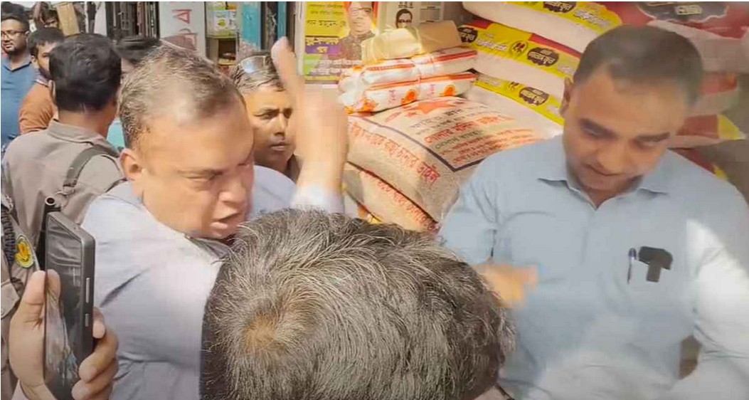 অভিযানকালে একটি প্রতিষ্ঠানকে জরিমানা করায় হেনস্তার শিকার হন ভোক্তা অধিকার সংরক্ষণ অধিদপ্তরের আলোচিত ম্যাজিস্ট্রেট আব্দুল জব্বার মণ্ডল। ছবি: সংগৃহীত  