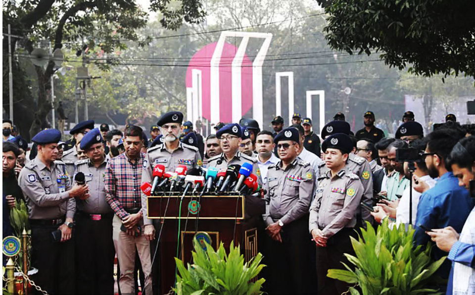 রাজধানীর কেন্দ্রীয় শহীদ মিনারে প্রেস ব্রিফিংয়ে ডিএমপির কমিশনার শেখ মো. সাজ্জাত আলী। আজ শুক্রবার বেলা ১১টার দিকে
