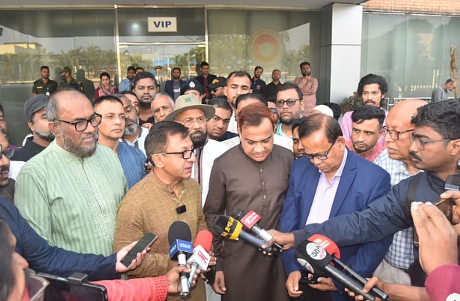 দুই দিনের সফরে রাজধানী থেকে সিলেটে পৌঁছে সিলেট সাংবাদিকদের সঙ্গে কথা বলেন বাণিজ্য মন্ত্রণালয়, বস্ত্র ও পাট মন্ত্রণালয় এবং শিল্প মন্ত্রণালয়ের মন্ত্রী। আজ শুক্রবার সকালে ওসমানী আন্তর্জাতিক বিমানবন্দরে