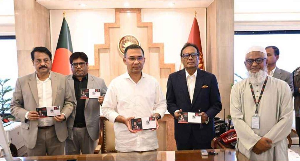 ভাষা আন্দোলনের বীর শহীদদের স্মৃতির প্রতি শ্রদ্ধা জানিয়ে বিশেষ স্মারক ডাকটিকিট উন্মোচন করেছেন প্রধানমন্ত্রী তারেক রহমান। 