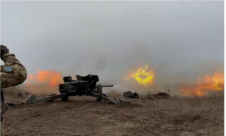 ইউক্রেনের সশস্ত্র বাহিনীর সদস্যরা পূর্ব ইউক্রেনে একটি অজানা স্থানে শুটিং রেঞ্জে আর্টিলারি মহড়া পরিচালনা করছেনছবি: রয়টার্স