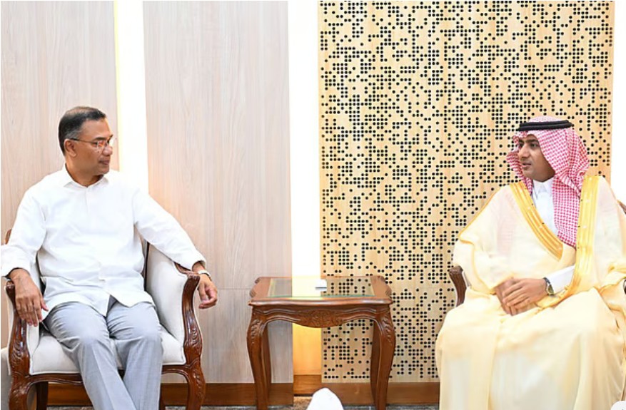 প্রধানমন্ত্রী তারেক রহমানের সঙ্গে আজ রোববার সৌজন্য সাক্ষাৎ করেন ঢাকায় নিযুক্ত সৌদি আরবের রাষ্ট্রদূত আবদুল্লাহ জাফর এইচ বিন আবিয়াছবি: বিএনপির মিডিয়া সেলের ফেসবুক পেজ