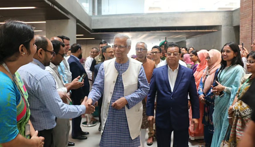 প্রধান উপদেষ্টার দায়িত্ব ছাড়া পর অধ্যাপক মুহাম্মদ ইউনূস আজ রোববার সকালে ঢাকার মিরপুরের টেলিকম ভবনে ইউনূস সেন্টারে যানছবি: ইউনূস সেন্টারের সৌজন্যে