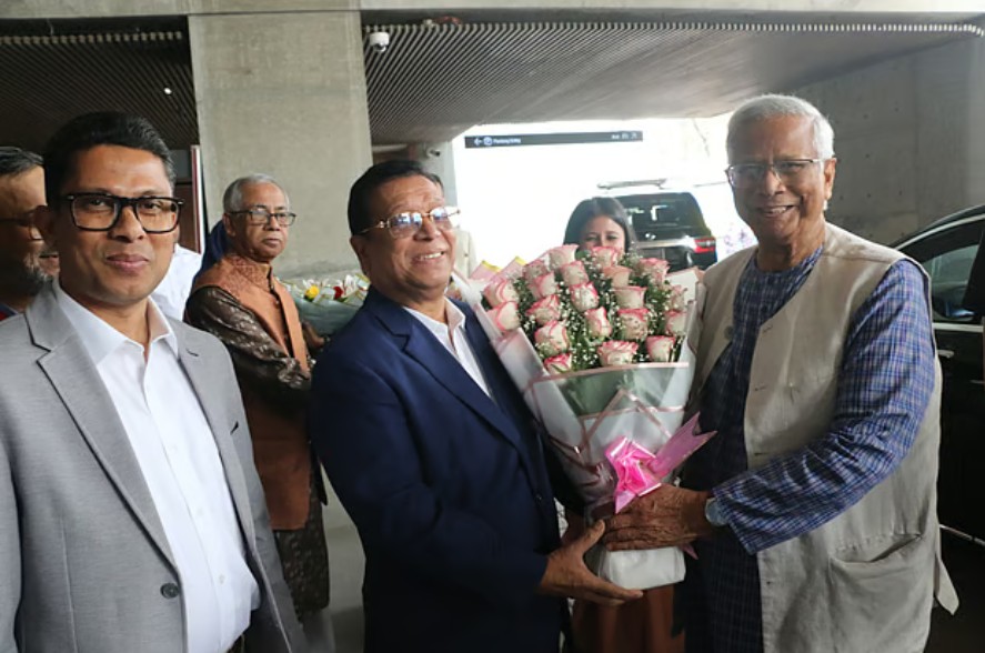 অধ্যাপক মুহাম্মদ ইউনূস আজ রোববার সকালে ঢাকার মিরপুরের টেলিকম ভবনে ইউনূস সেন্টারে গেলে তাঁকে ফুলেল শুভেচ্ছা জানানো হয়ছবি: ইউনূস সেন্টারের সৌজন্যে