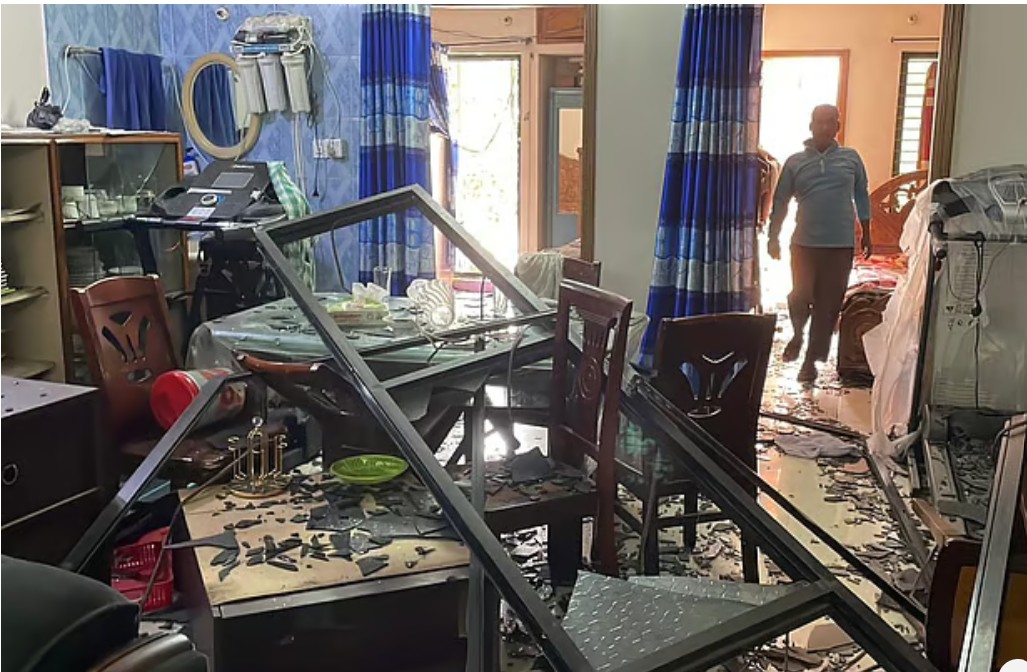 বিস্ফোরণে লন্ডভন্ড হয়ে যাওয়া ভবনের একটি কক্ষ। আজ সকালে নগরের হালিশহরে