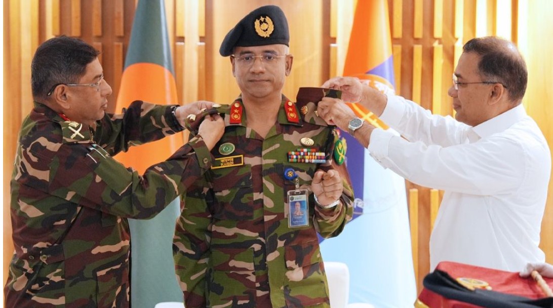 ডিজিএফআই এর নতুন মহাপরিচালক কায়সার রশিদ চৌধুরীকে মেজর জেনারেল পদমর্যাদার র‍্যাংক ব্যাজ পরিয়ে দিয়েছেন প্রধানমন্ত্রী তারেক রহমান।