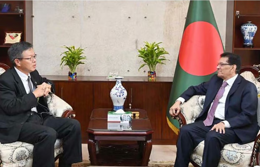পররাষ্ট্রমন্ত্রী খলিলুর রহমানের সঙ্গে বৈঠকে ঢাকায় জাপানের রাষ্ট্রদূত সাইদা শিনিচি। আজ মঙ্গলবার পররাষ্ট্র মন্ত্রণালয়েছবি: সংগৃহীত