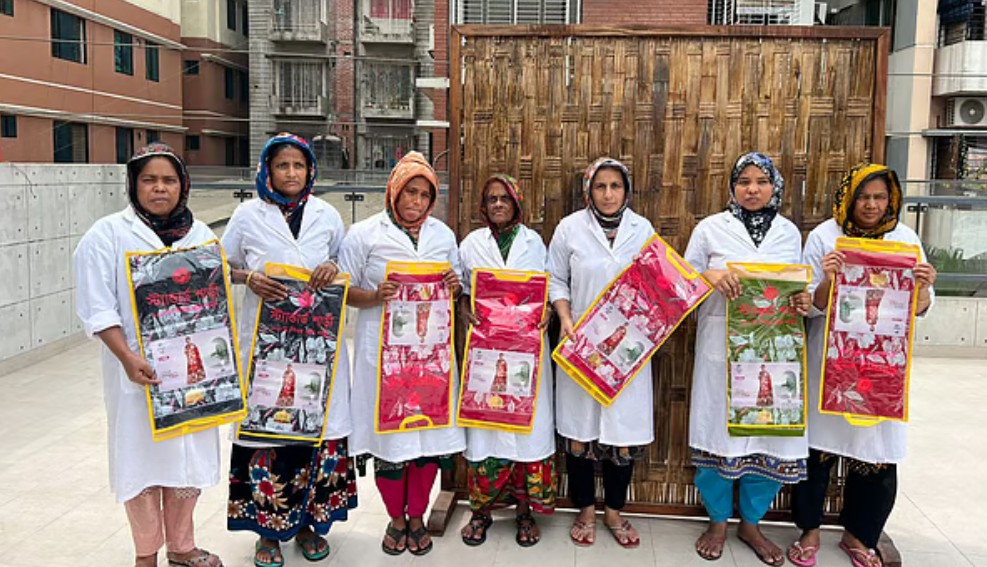 রিভার ফিশের এই নারী কর্মীকে ঈদ উপহার দেওয়া হয়। আজ মঙ্গলবার রাজধানীতে রিভার ফিশের কার্যালয়ে