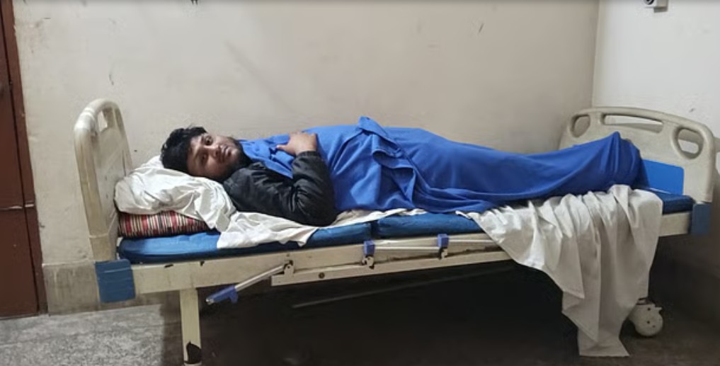 সংঘর্ষে আহত দুজনকে গলাচিপা স্বাস্থ্য কমপ্লেক্সে ভর্তি করা হয়েছে। আজ রোববার তোলা